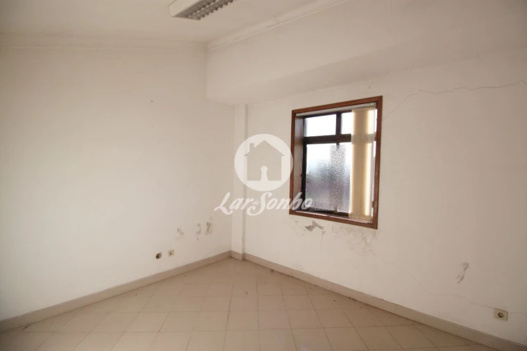 Escritório para Arrendamento em Areias, Sequeirô, Lama e Palmeira Foto 15