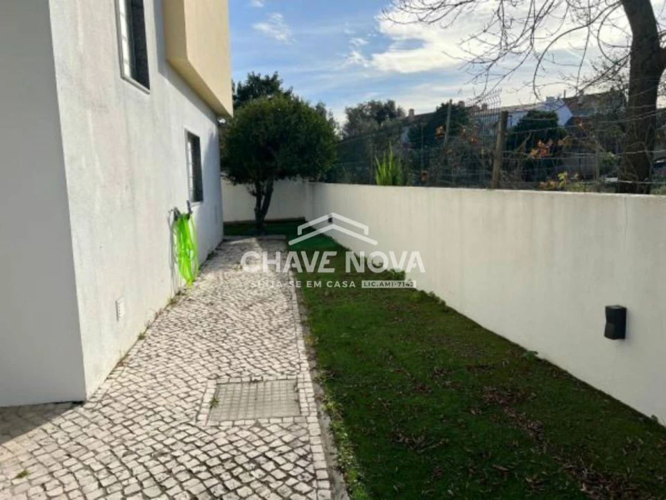 Moradia T4 para Venda em Santo Antonio da Charneca Foto 2