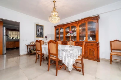 Moradia T4 para Venda em Santa Barbara de Nexe