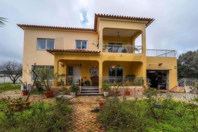 Moradia T4 para Venda em Santa Barbara de Nexe