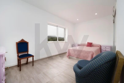 Moradia T4 para Venda em Santa Barbara de Nexe