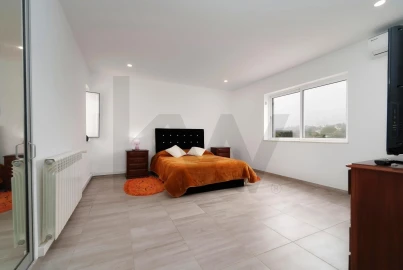 Moradia T4 para Venda em Santa Barbara de Nexe