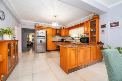 Moradia T4 para Venda em Santa Barbara de Nexe