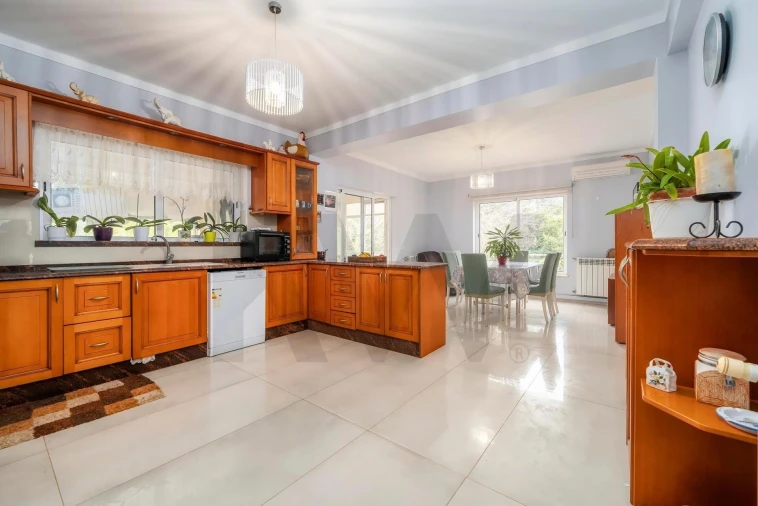 Moradia T4 para Venda em Santa Barbara de Nexe