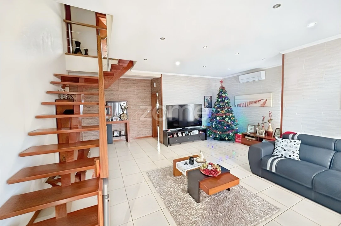 Moradia T4 para Venda em Vila do Porto Foto 1