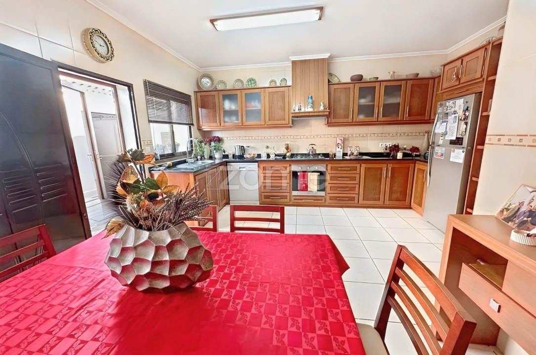 Moradia T4 para Venda em Vila do Porto Foto 6