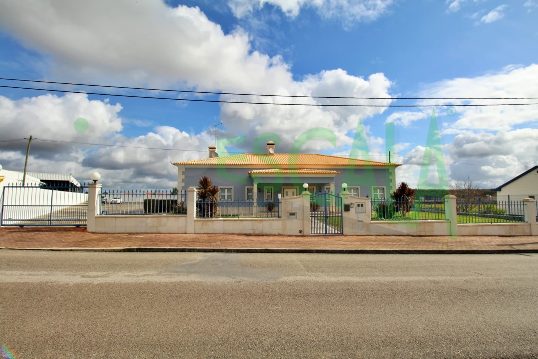 Moradia T4 para Venda em Fazendas de Almeirim Foto 2