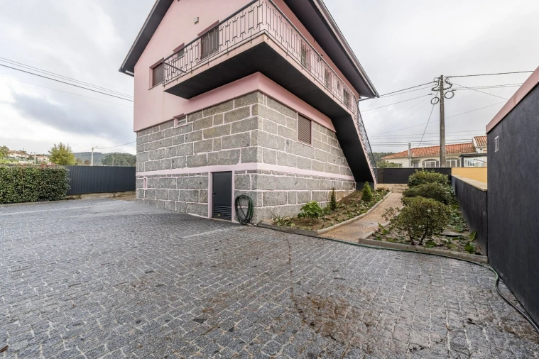 Moradia T7 para Venda em Brito Foto 3