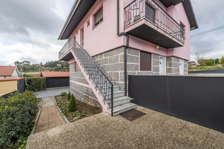 Moradia T7 para Venda em Brito Foto 2