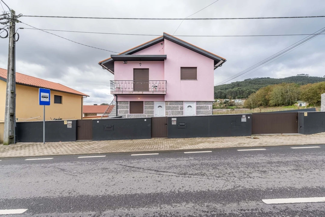 Moradia T7 para Venda em Brito Foto 1