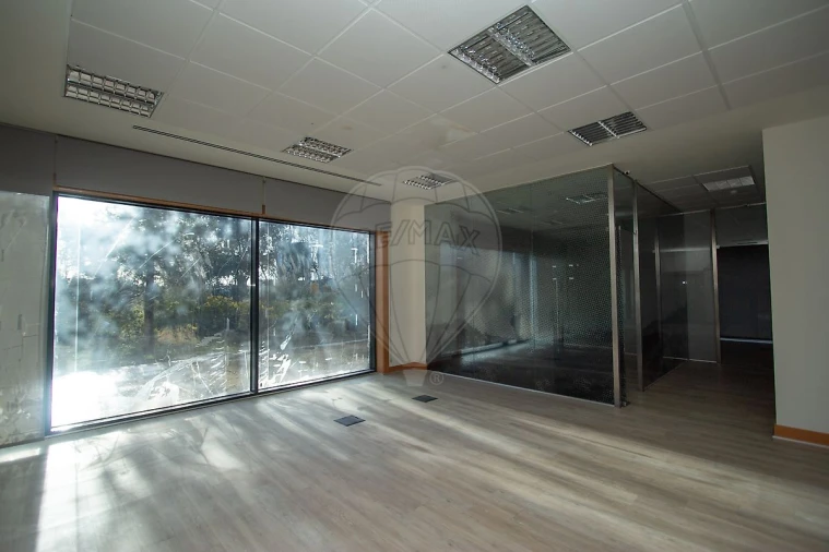 Escritório para Arrendamento em Santa Maria e São Miguel, São Martinho, São Pedro Penaferrim Foto 3