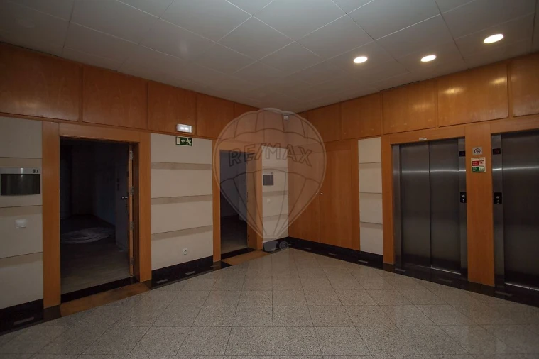 Escritório para Arrendamento em Santa Maria e São Miguel, São Martinho, São Pedro Penaferrim Foto 6