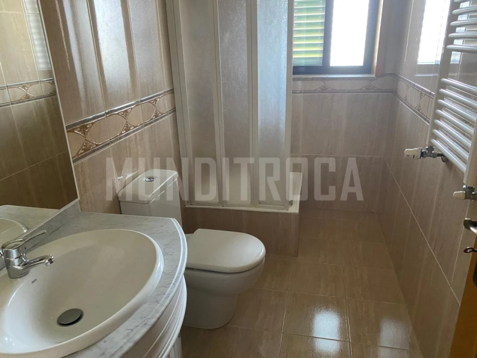 Moradia T4 para Venda em Lago Foto 8