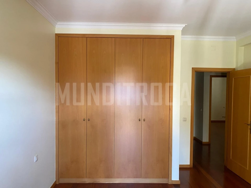 Moradia T4 para Venda em Lago Foto 9