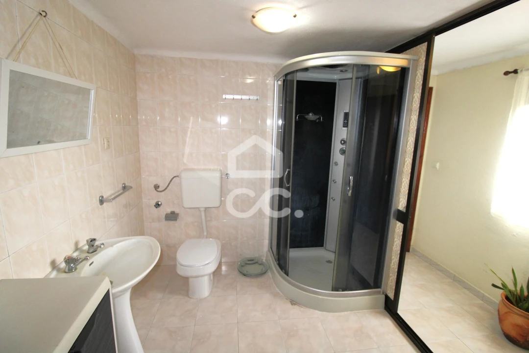 Moradia T5 para Venda em Feteiras Foto 5