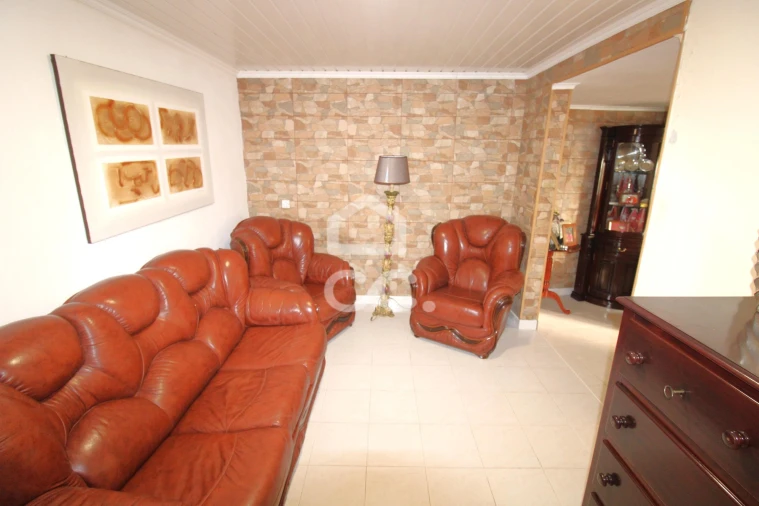 Moradia T5 para Venda em Feteiras Foto 11