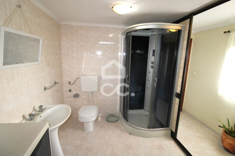 Moradia T5 para Venda em Feteiras Foto 5