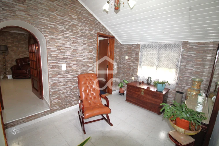 Moradia T5 para Venda em Feteiras Foto 6