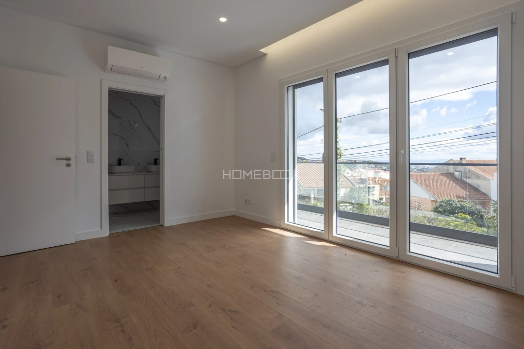 Moradia T5 para Venda em Casal de Cambra Foto 19