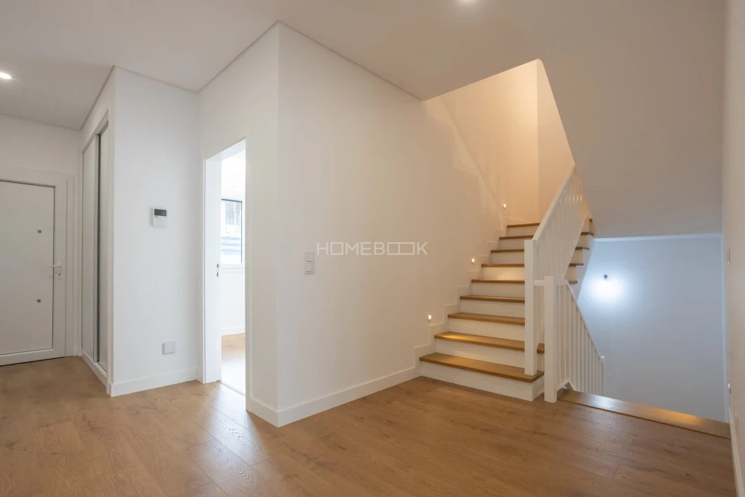 Moradia T5 para Venda em Casal de Cambra Foto 3