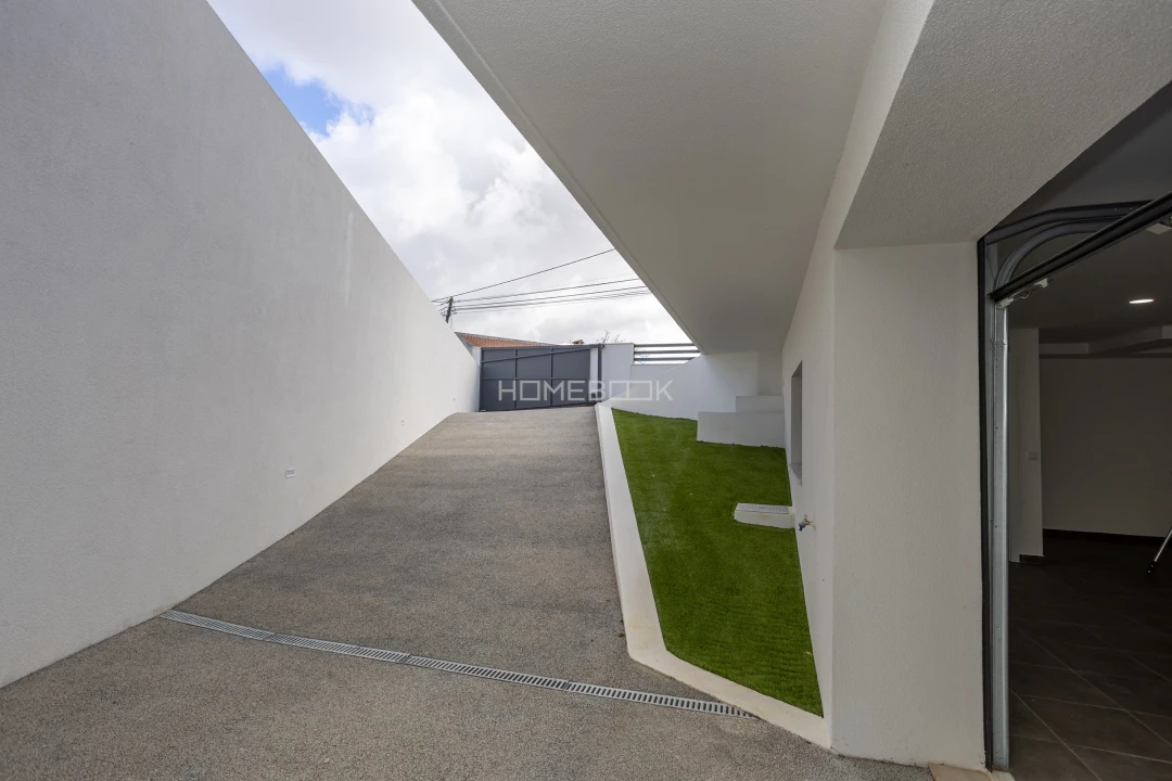 Moradia T5 para Venda em Casal de Cambra Foto 31