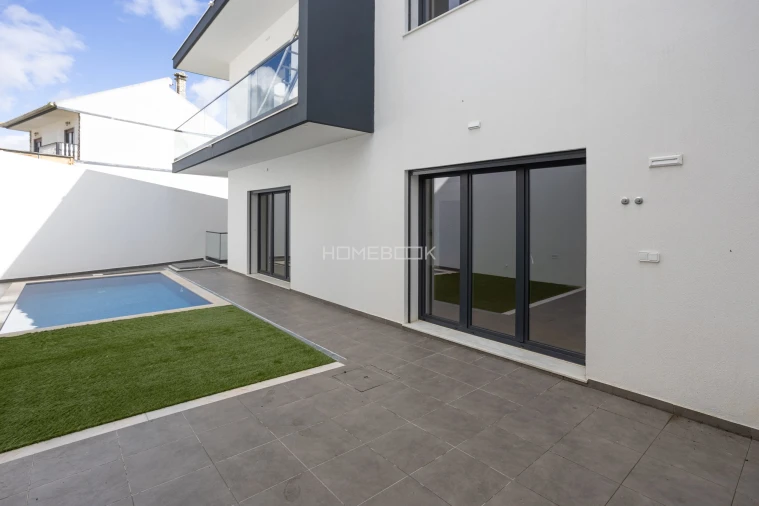 Moradia T5 para Venda em Casal de Cambra Foto 1