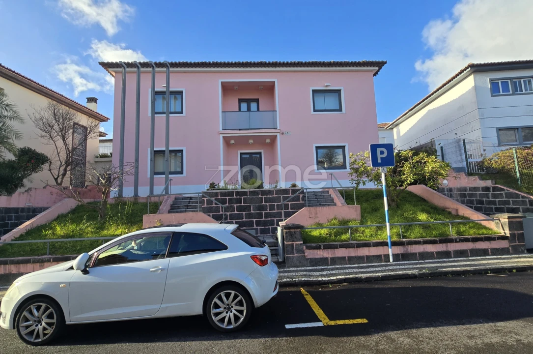 Moradia T8 para Venda em Ponta Delgada (São José) Foto 1