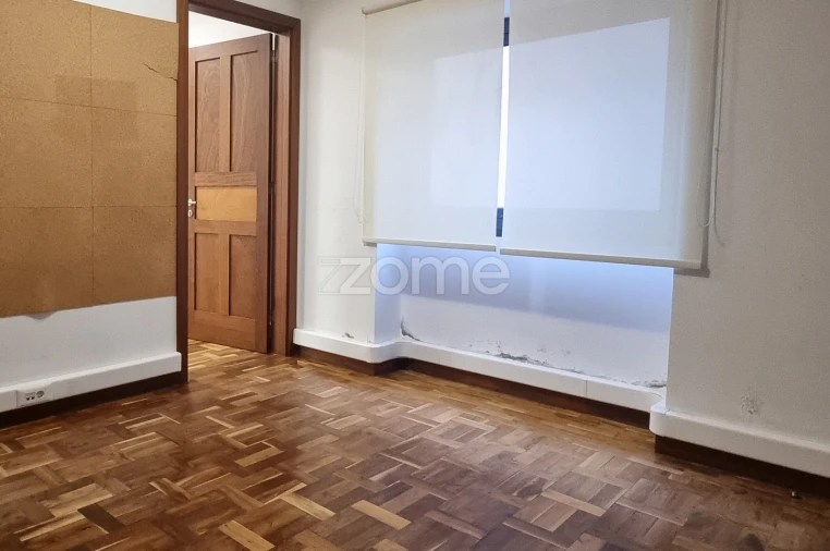 Moradia T8 para Venda em Ponta Delgada (São José) Foto 10