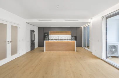 Apartamento T3 para Venda em Carcavelos e Parede