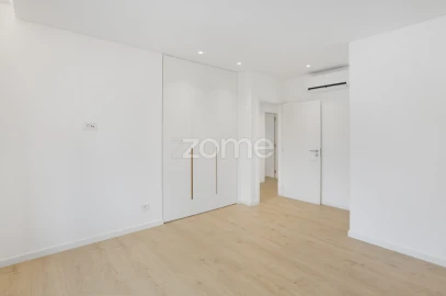 Apartamento T3 para Venda em Carcavelos e Parede