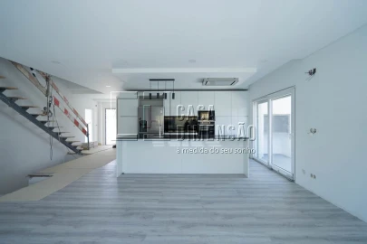 Moradia T4 para Venda em Charneca de Caparica e Sobreda