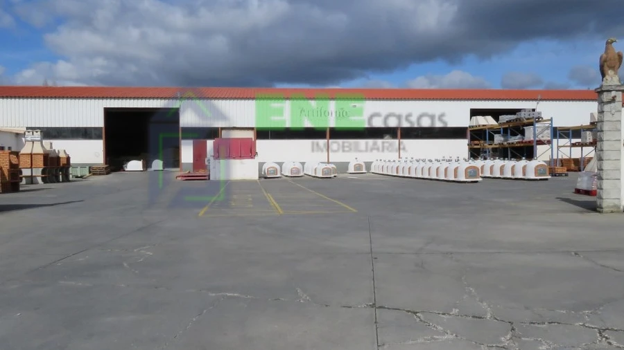 Armazém para Venda em Maxial e Monte Redondo