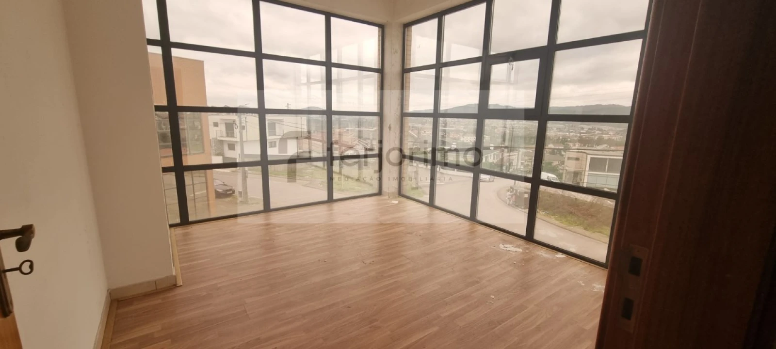 Armazém para Venda em Fermentões Foto 1