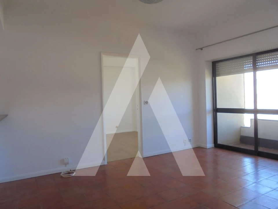 Apartamento T1 para Arrendamento em Santo Antonio dos Olivais Foto 7