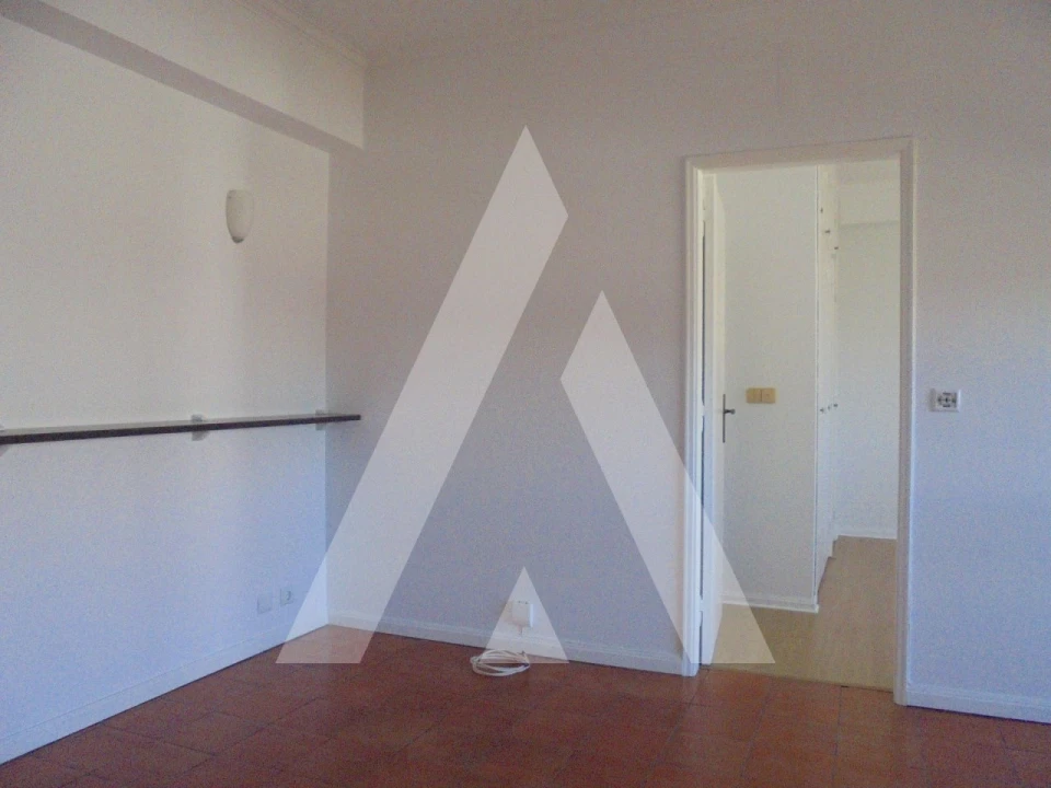 Apartamento T1 para Arrendamento em Santo Antonio dos Olivais Foto 10