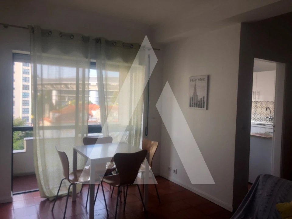 Apartamento T1 para Arrendamento em Santo Antonio dos Olivais Foto 6