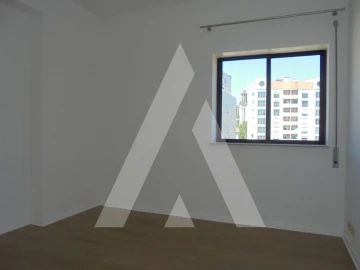 Apartamento T1 para Arrendamento em Santo Antonio dos Olivais
