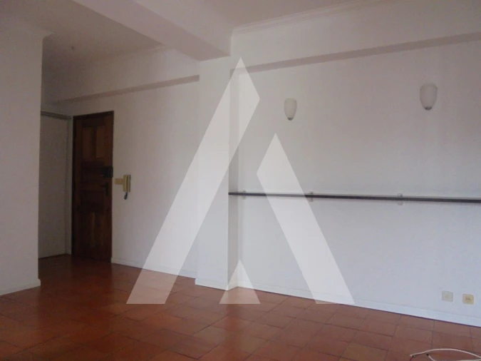 Apartamento T1 para Arrendamento em Santo Antonio dos Olivais Foto 9