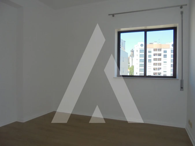 Apartamento T1 para Arrendamento em Santo Antonio dos Olivais Foto 15