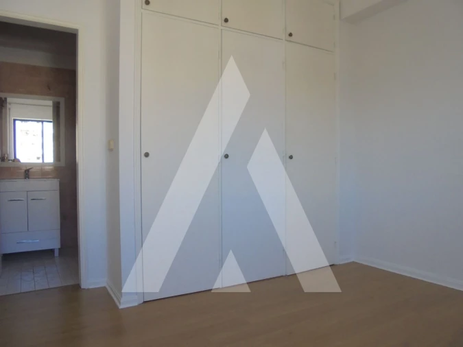 Apartamento T1 para Arrendamento em Santo Antonio dos Olivais Foto 13