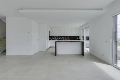 Moradia T4 para Venda em Mexilhoeira Grande