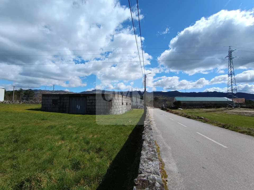 Armazém para Venda em Telões Foto 2