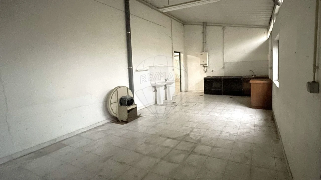 Armazém para Venda em Escapães Foto 10