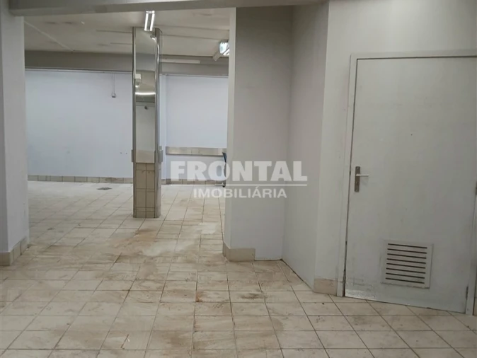 Loja para Arrendamento em Gondomar (São Cosme), Valbom e Jovim Foto 4