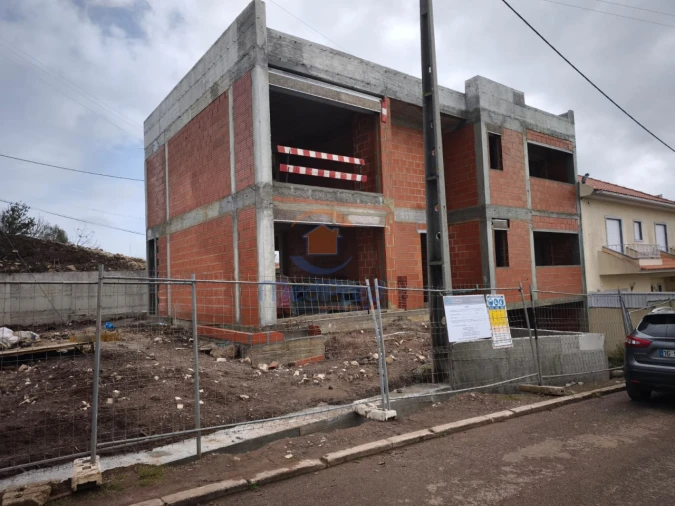 Moradia T4 para Venda em Pontinha e Famões