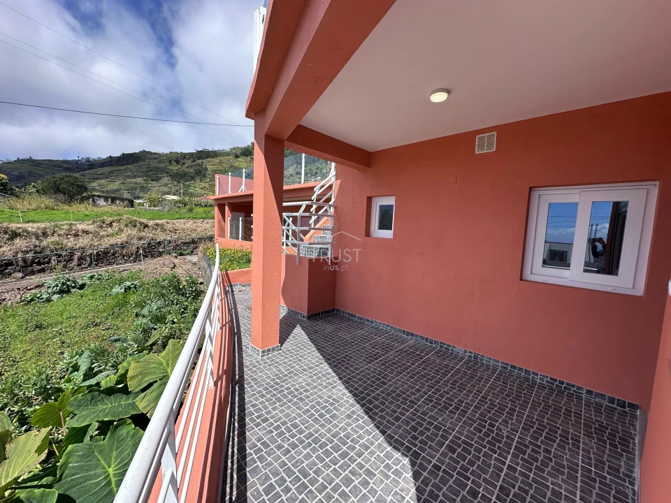Moradia T2 para Venda em Arco da Calheta Foto 3