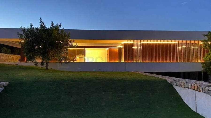 Moradia T4 para Venda em Santa Barbara de Nexe