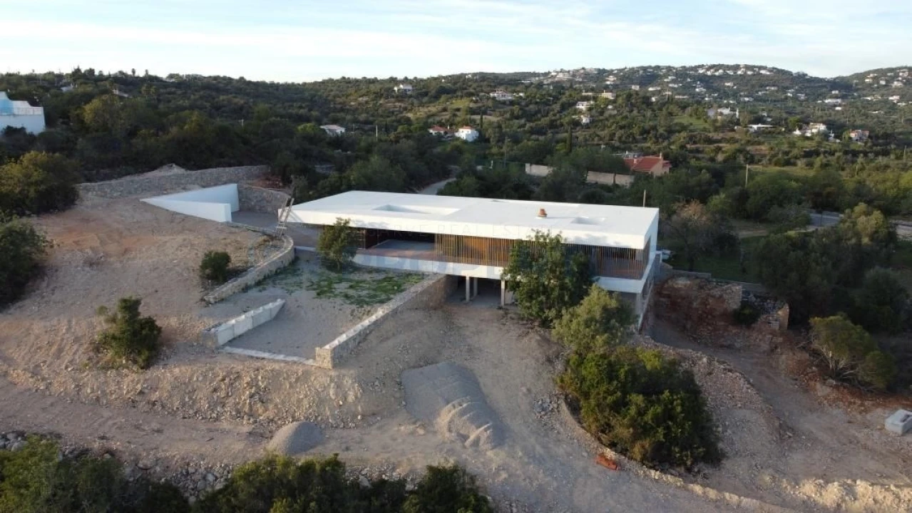 Moradia T4 para Venda em Santa Barbara de Nexe Foto 2