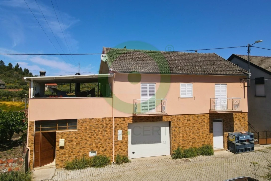 Moradia T4 para Venda em São Pedro Velho Foto 1