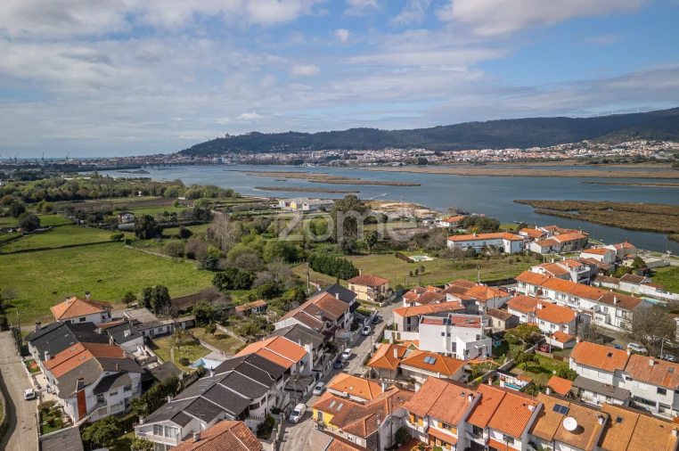 Moradia T3 para Venda em Darque Foto 33